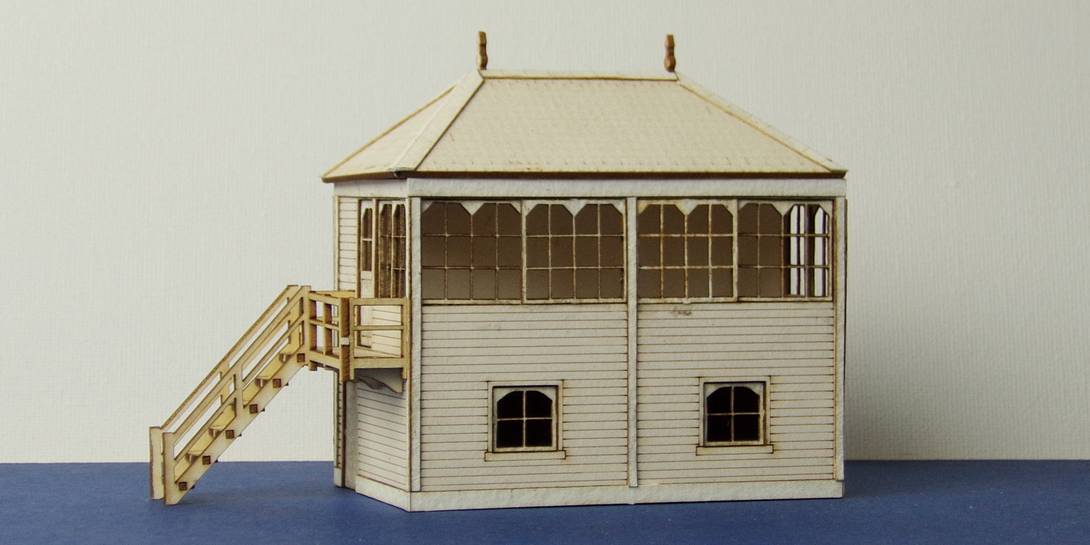 B 00-06 wooden medium signal box with left and right stairs options Wooden medium signal box with left and right stairs options. Also includes balcony.
